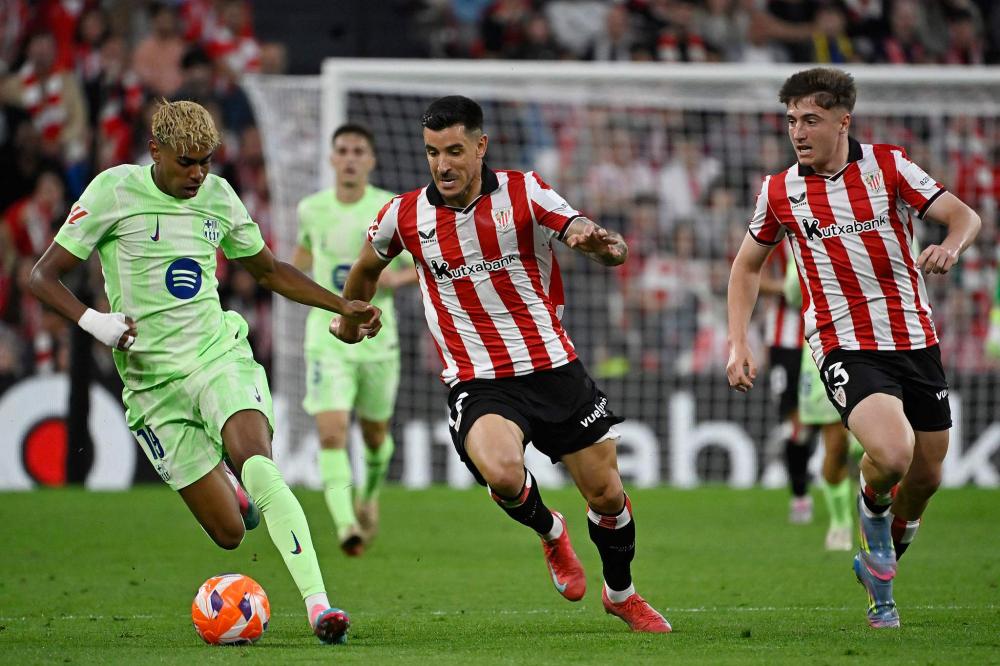 “罗马队友基情互动”，德罗西赛后新闻发布会被哲科亲吻